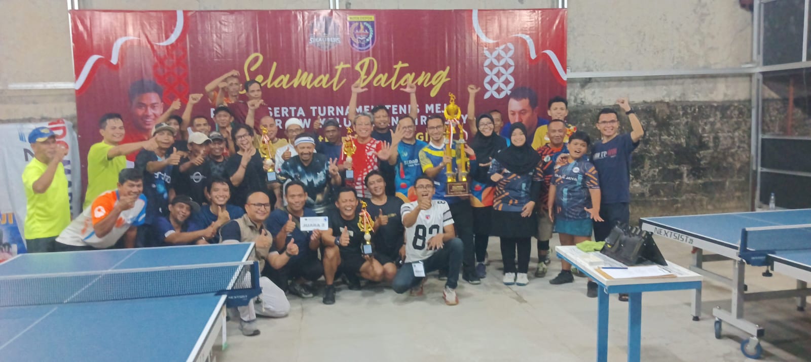 Foto bersama para peserta dan pemenang turnamen tenis meja PTM SIKALIBERS
