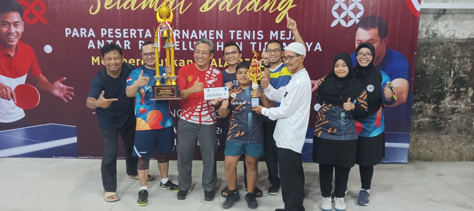 Juara 1 turnamen tenis meja antar RW